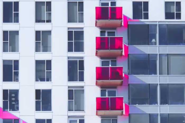 Cam yüzeyli bina girişi, Moda Cam Balkon